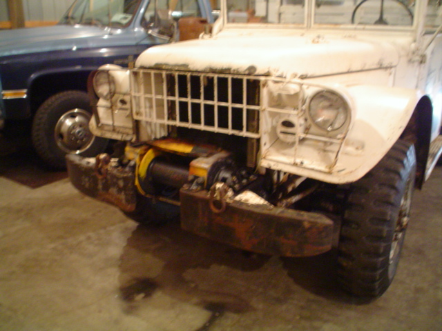 Winch Install    11-27-05
Finally got around to installing the "Braden" LU 4 .
This winch was purchased used.
Now, will take back off and re-build&re-install
