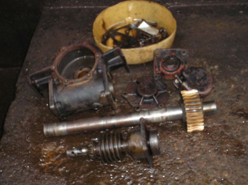 Disassembled parts of the winch before the restoration
