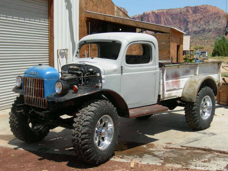 Just drove the truck in from the auto shop where thay wired the motor. It is now ready to be disassabled for paint.
