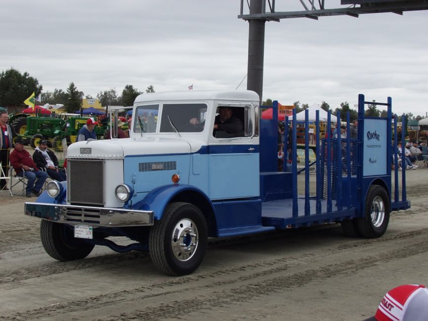 peterbilt_cattle.jpg